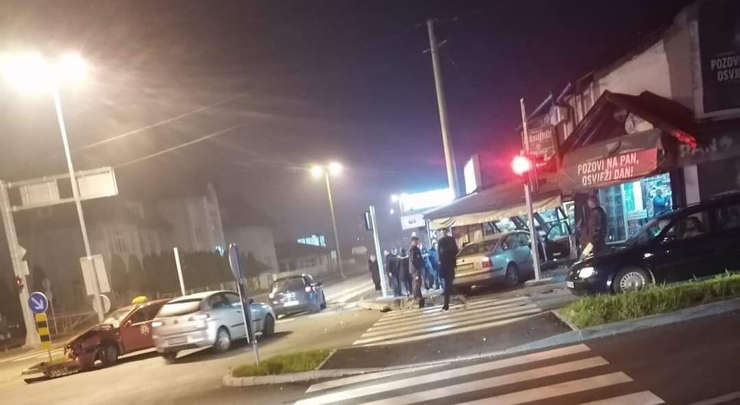 Tuzla: Od siline udara automobil završio u obližnjoj prodavnici